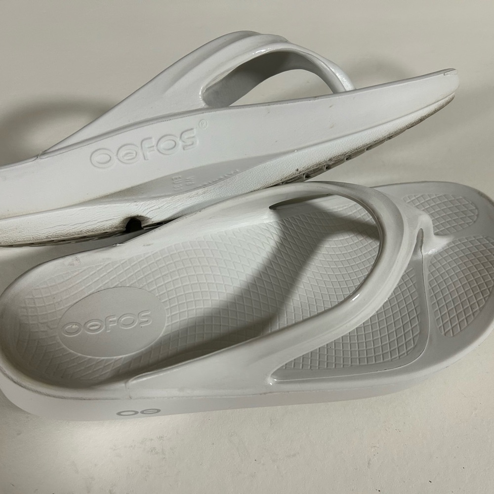 OOFOS Women's OOlala White Sandals - Picture 7 of 7